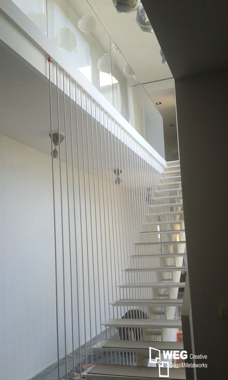 schody stalowe linki podciągi balustrada szklana z logo  001.jpg